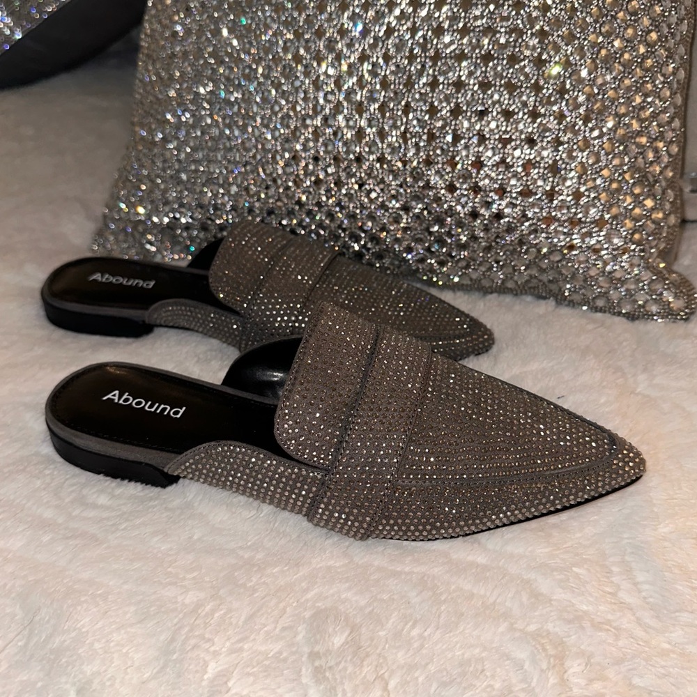 NWT Woman’s Sz 6 Abound Grey Rhinestoned Mules